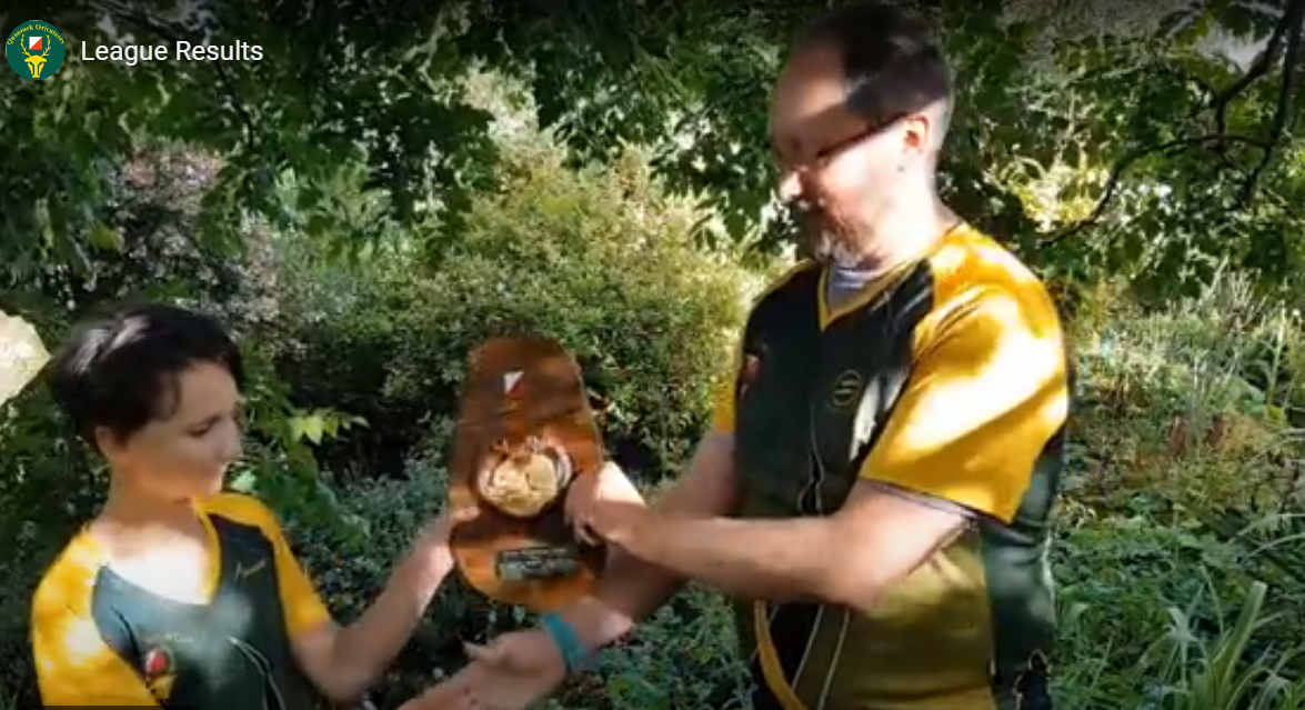 Alasdair presenting
a trophy to a Junior club member