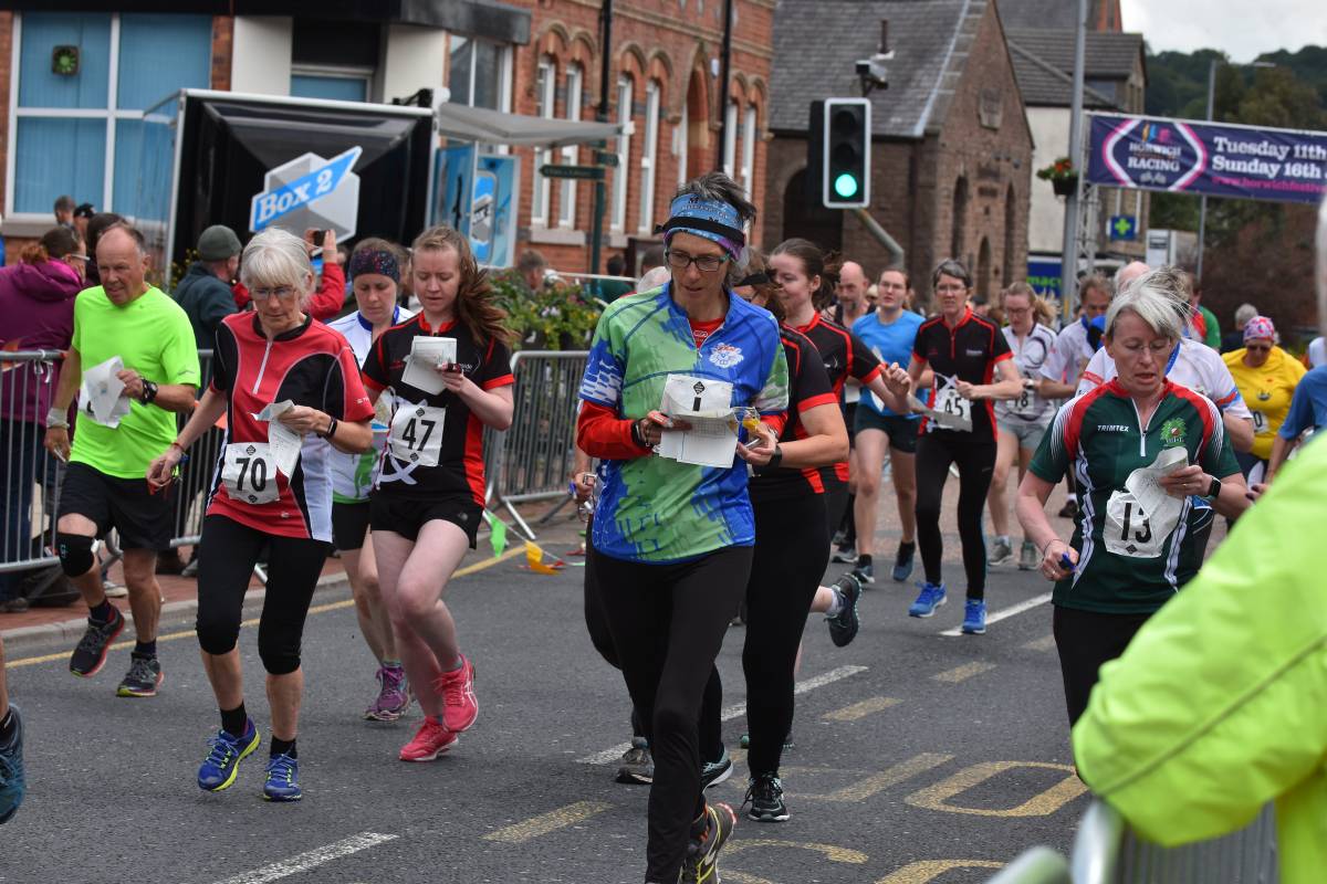 Start of the final, middle pack