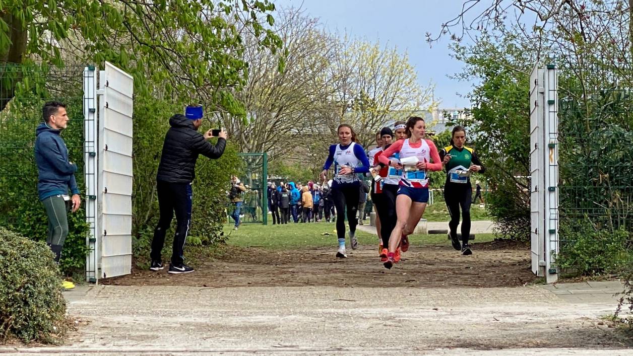 GB Megan Carter-Davies (front)