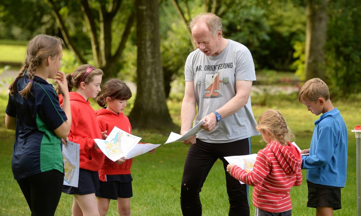 Explaining the course.  Photo credit:  Shane Wilkinson (SARUM) 